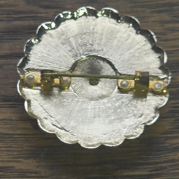 Vintage pearly & goldtone brooch - Picture 4 of 6